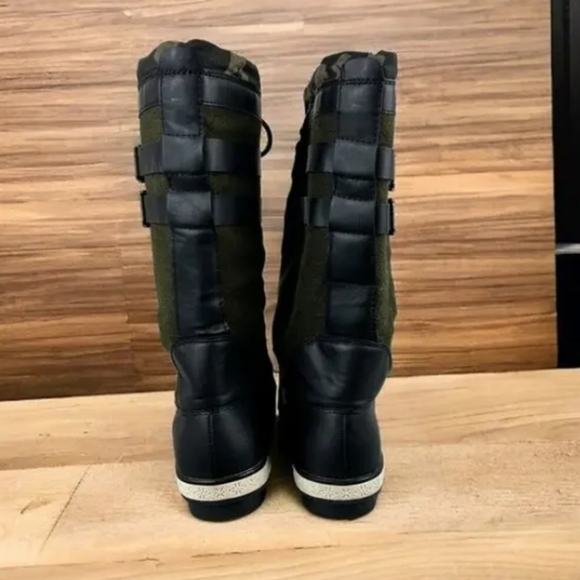 Ladies with lace up boots - Picture 3 of 5